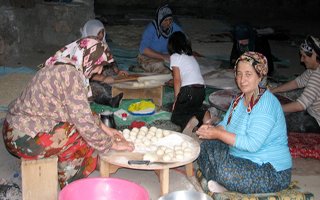 Oltulu kadınların börek ve erişte telaşı