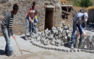 Palandöken Belediyesi Kilit Taşı Döşüyor