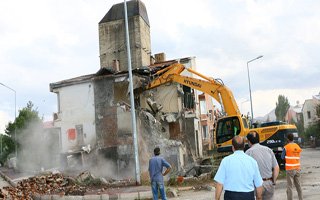 Aziziye belediyesi metruk yapıları temizliyor