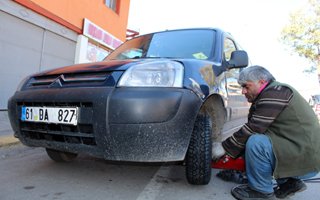 Erzurum'da sürücülerin kış hazırlığı