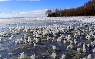 Erzurum'da gölet ve dereler buz tuttu