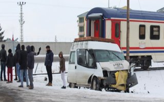 Erzurum'da Yolcu Treni Minibüse Çarptı