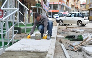 Yakutiye sokak kaldırımlarını yeniliyor