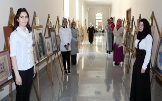 Kongre binasında tezbih ve el sanatları sergisi