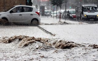  Erzurum’da kuvvetli yağış sele neden oldu