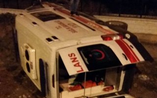 Horasan’da hasta taşıyan ambulans devrildi