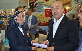 Bakan Çavuşoğlu Erzurum standını gezdi