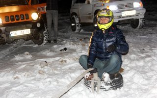 Buz gibi havada kar üzerinde lastik raftingi 