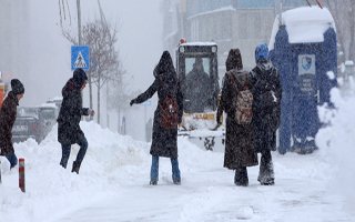 Erzurum’da kar hayatı felç etti