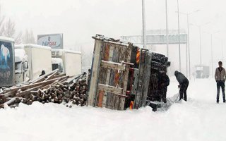 Kazalar yaşanınca yol trafiğe kapatıldı