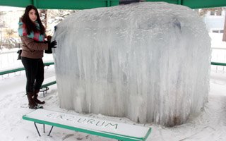 Buz tutan şadırvan şelaleye döndü