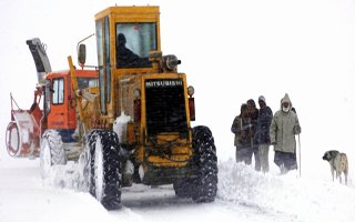 Doğu Anadolu'da ulaşıma kar ve tipi engeli 